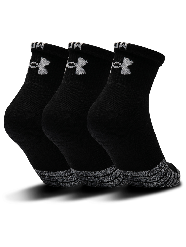 Paquete de tres calcetines deportivos Under Armour color negro con punta y talón en gris.