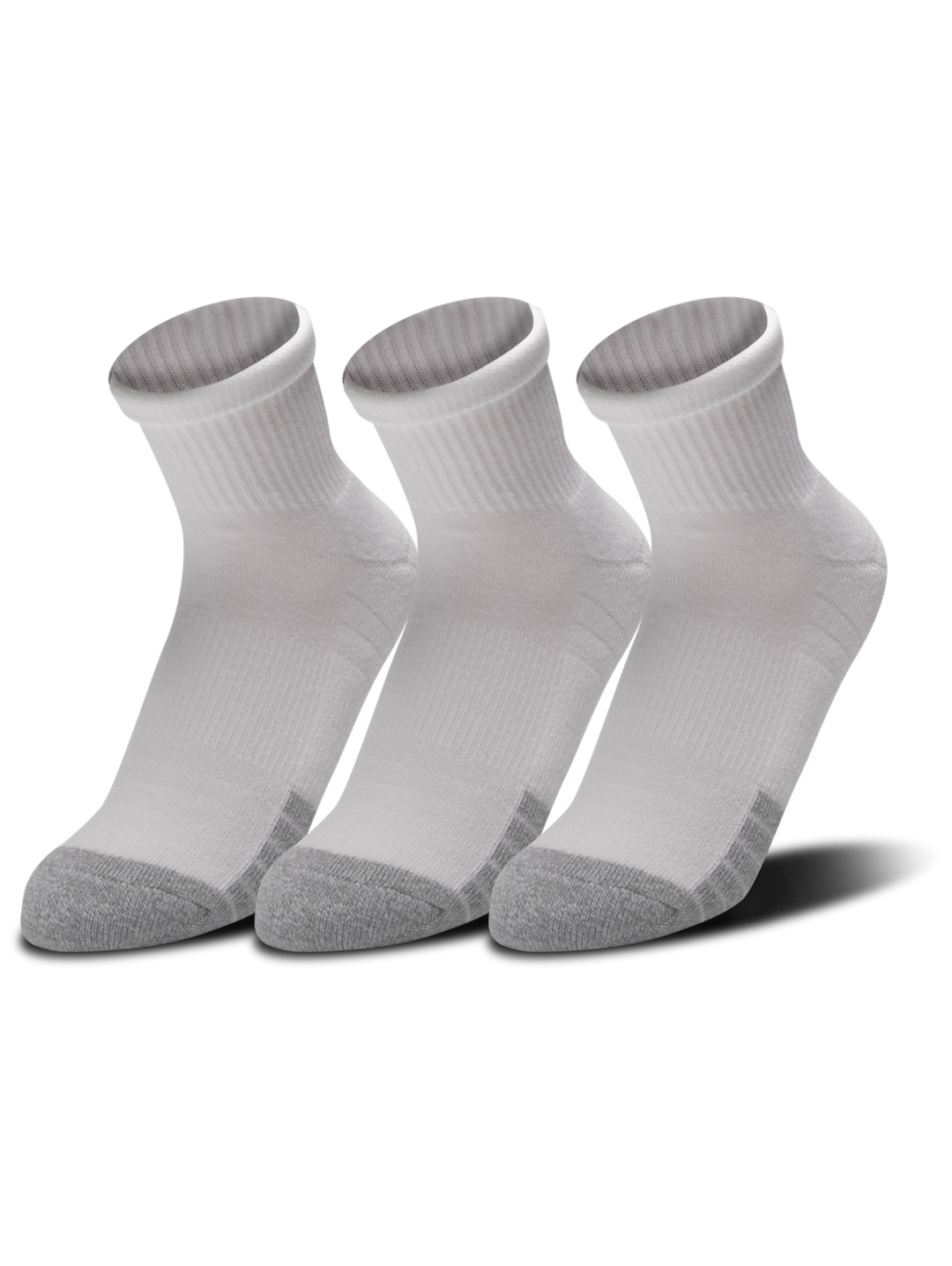 Paquete de tres pares de calcetines deportivos Under Armour color blanco con punta en color gris.