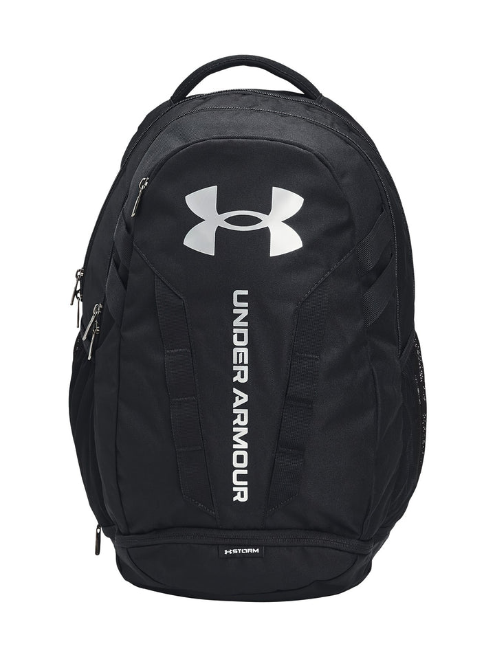 Mochila deportiva Under Armour Hustle 5.0 en color negro con logotipo y letras en color plata.