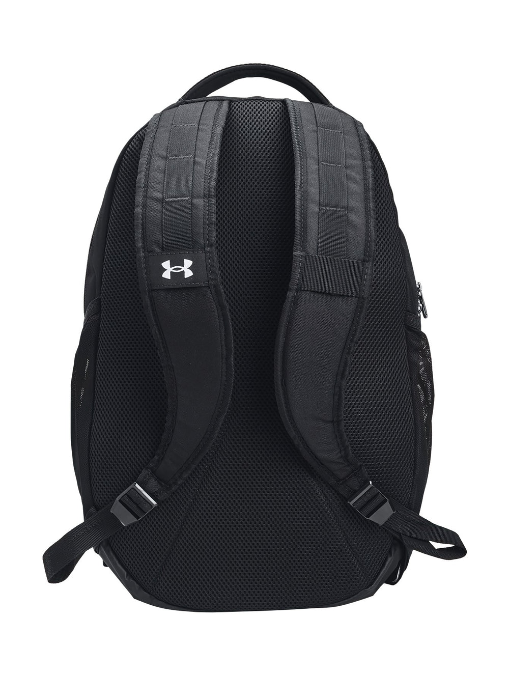 Mochila deportiva Under Armour Hustle 5.0 en color negro con logotipo y letras en color plata.