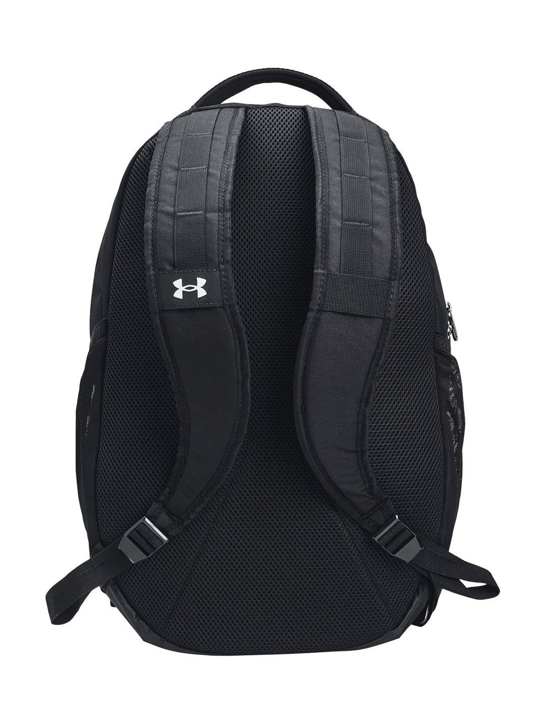 Mochila deportiva Under Armour Hustle 5.0 en color negro con logotipo y letras en color plata.