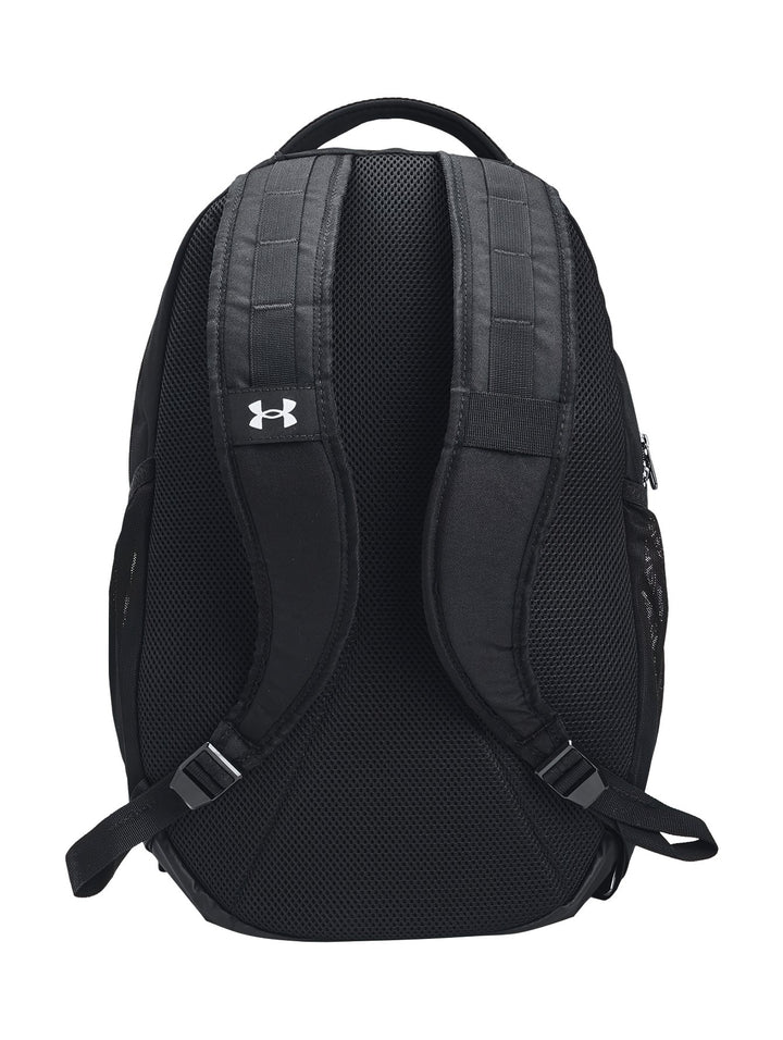 Mochila deportiva Under Armour Hustle 5.0 en color negro con logotipo y letras en color plata.