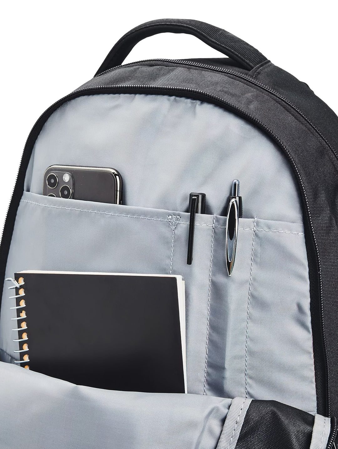 Mochila deportiva Under Armour Hustle 5.0 en color negro con logotipo y letras en color plata.