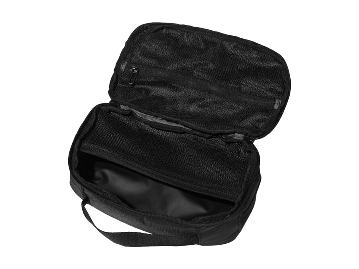 Kit de viaje Under Armour en color negro con logotipos y letras en plata metálica, incluye asa superior.