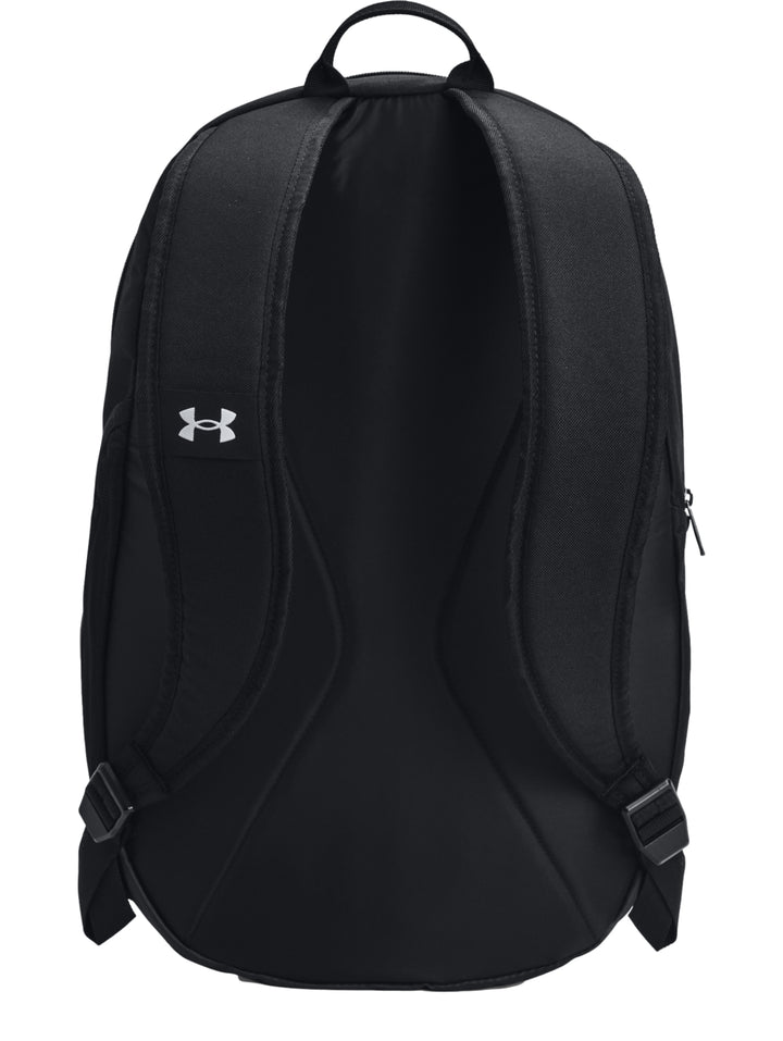 Mochila deportiva Under Armour Hustle Lite en color negro con logotipos en gris oscuro.