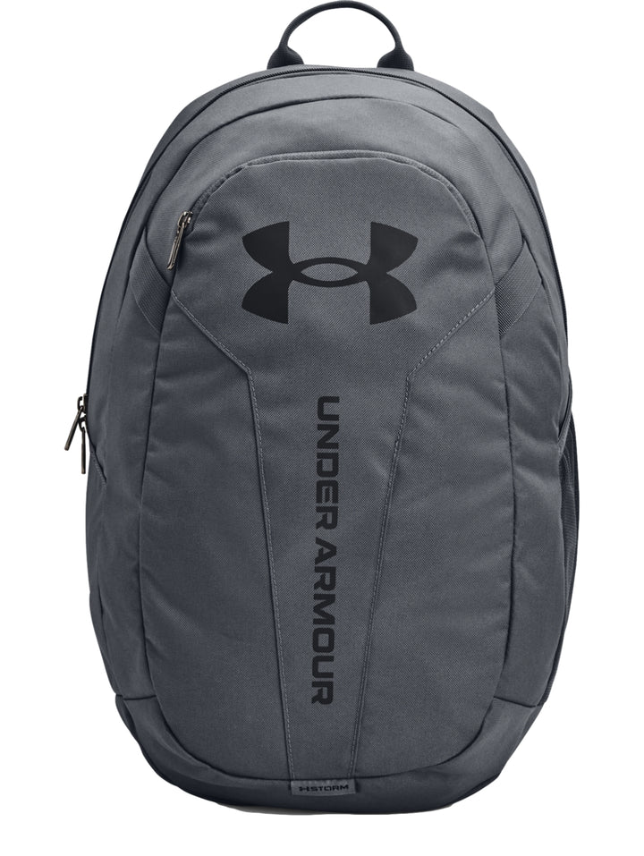 Mochila Under Armour Hustle Lite en color gris oscuro con logotipo negro y diseño deportivo.