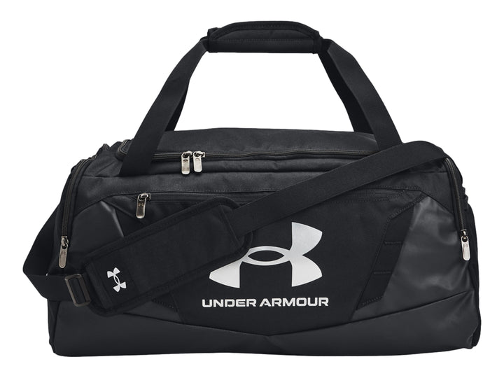 Bolsa de deporte Under Armour Undeniable 5.0 en color negro con logotipo blanco y correa ajustable.