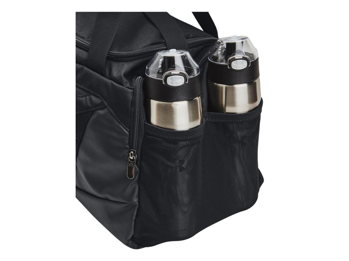 Bolsa de deporte Under Armour Undeniable 5.0 en color negro con logotipo blanco y correa ajustable.
