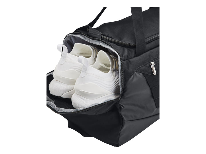 Bolsa de deporte Under Armour Undeniable 5.0 en color negro con logotipo blanco y correa ajustable.