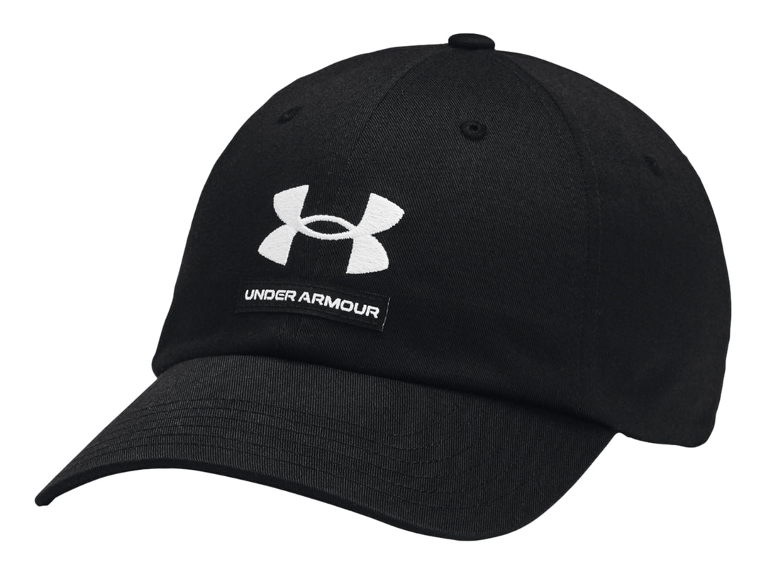 Gorra de béisbol Under Armour color negro con logotipo y nombre de la marca en color blanco al frente.