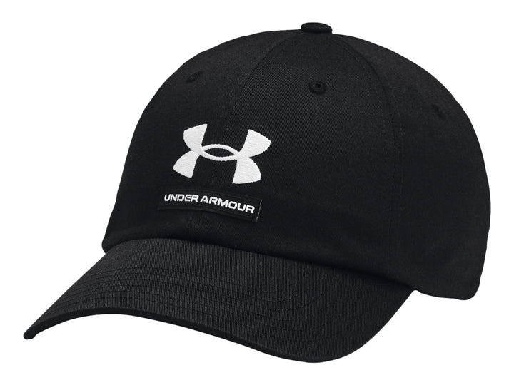 Gorra de béisbol Under Armour color negro con logotipo y nombre de la marca en color blanco al frente.