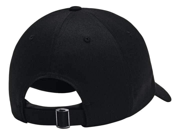 Gorra de béisbol Under Armour color negro con logotipo y nombre de la marca en color blanco al frente.