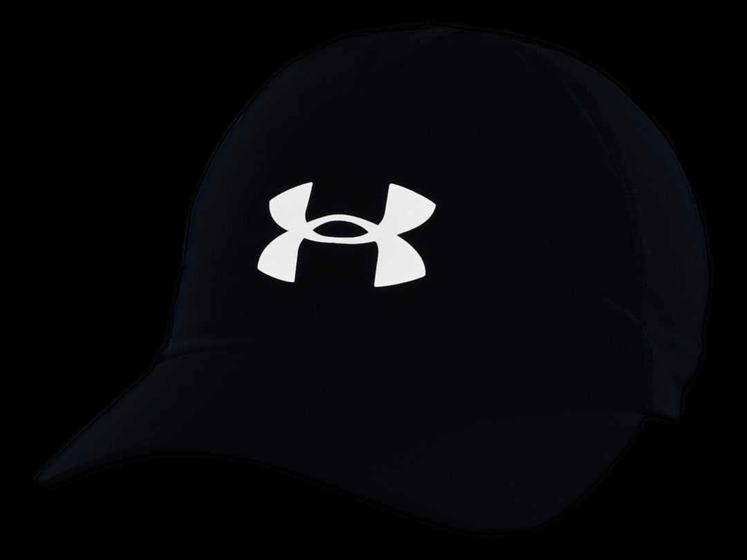 Gorra deportiva Under Armour en color azul marino con logotipo blanco frontal y visera curva.