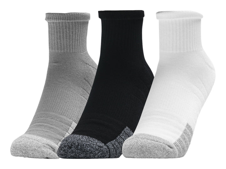 Paquete de tres pares de calcetines deportivos Under Armour en colores gris, negro y blanco.