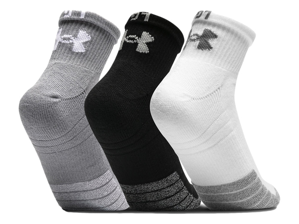 Paquete de tres pares de calcetines deportivos Under Armour en colores gris, negro y blanco.