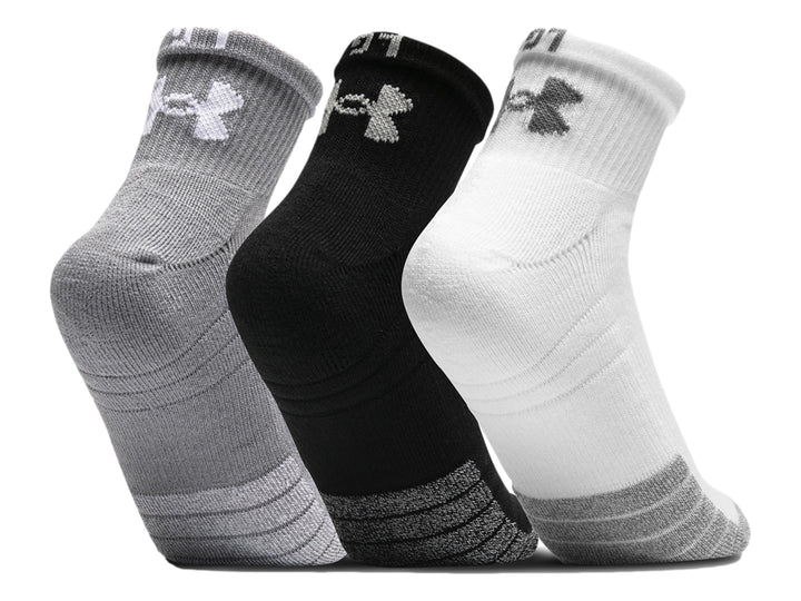 Paquete de tres pares de calcetines deportivos Under Armour en colores gris, negro y blanco.
