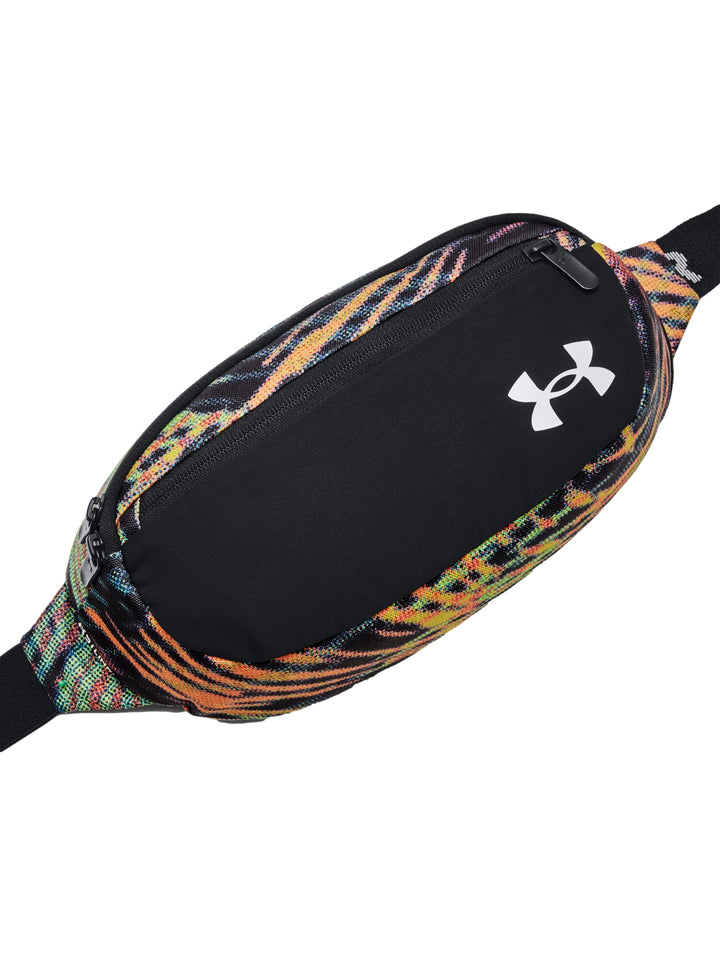 Riñonera Under Armour con estampado multicolor y panel frontal negro con logotipo blanco.
