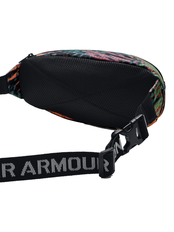 Riñonera Under Armour con estampado multicolor y panel frontal negro con logotipo blanco.