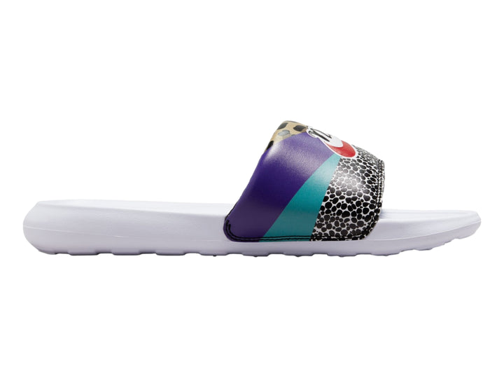 Sandalia Nike Victori One Slide Print blanca con correa multicolor en tonos púrpura, verde y negro.