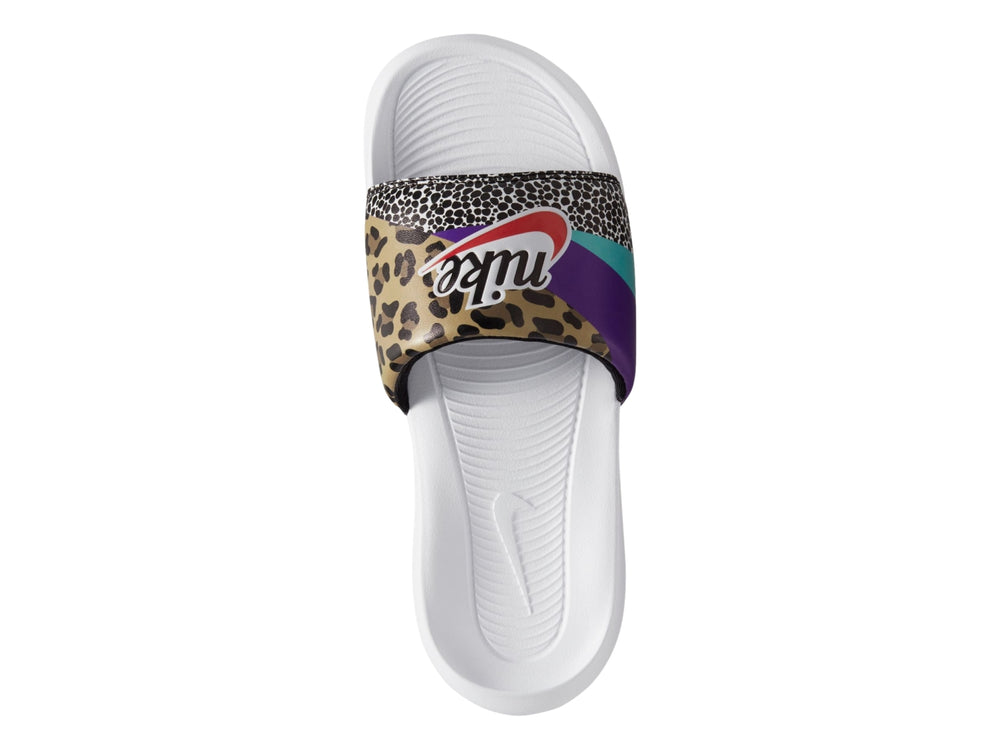 Sandalia Nike Victori One Slide Print blanca con correa multicolor en tonos púrpura, verde y negro.