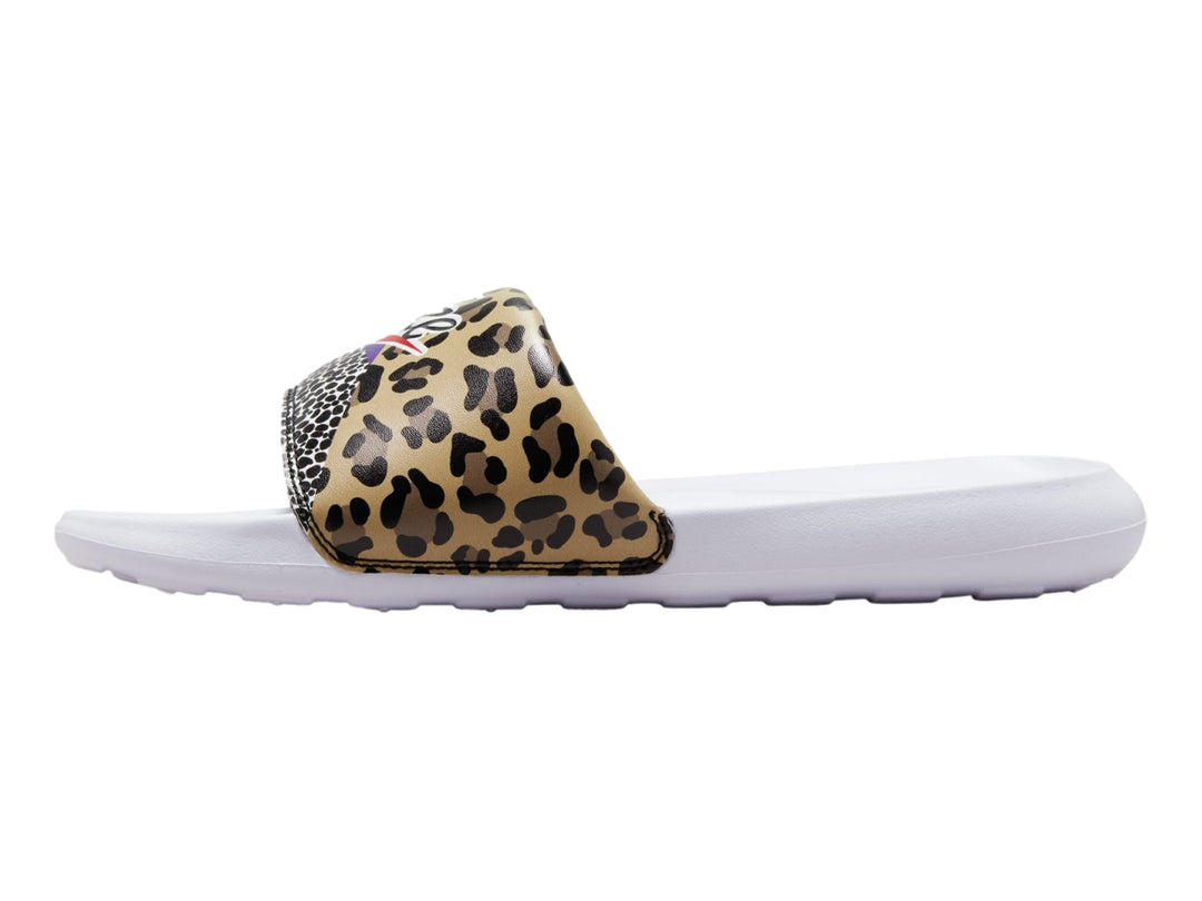 Sandalia Nike Victori One Slide Print blanca con correa multicolor en tonos púrpura, verde y negro.