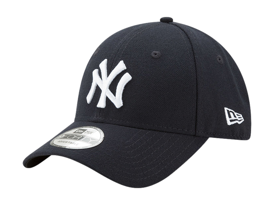 Gorra de béisbol New Era color navy con logo blanco de los New York Yankees bordado al frente.