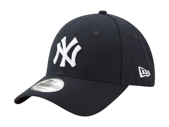 Gorra de béisbol New Era color navy con logo blanco de los New York Yankees bordado al frente.
