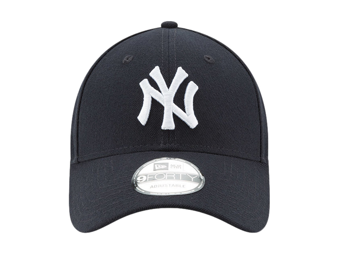 Gorra de béisbol New Era color navy con logo blanco de los New York Yankees bordado al frente.