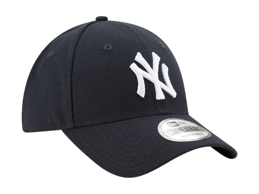 Gorra de béisbol New Era color navy con logo blanco de los New York Yankees bordado al frente.
