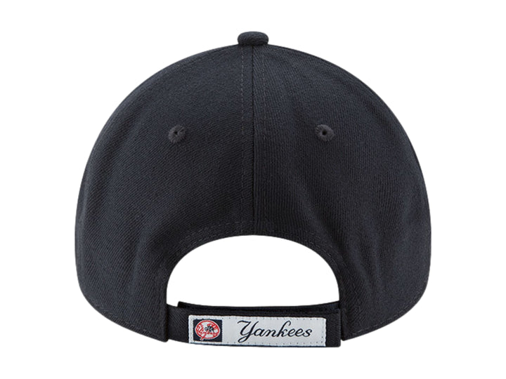 Gorra de béisbol New Era color navy con logo blanco de los New York Yankees bordado al frente.