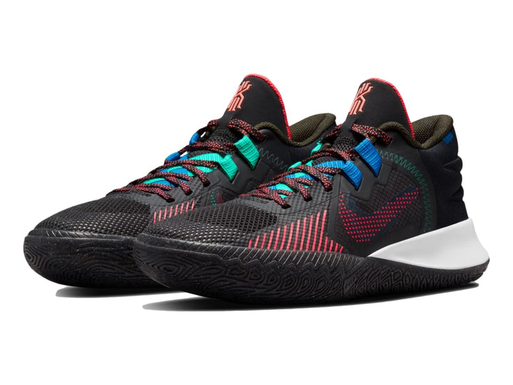 Tenis de baloncesto Nike Kyrie Flytrap V color negro con detalles en rosa, verde y blanco.