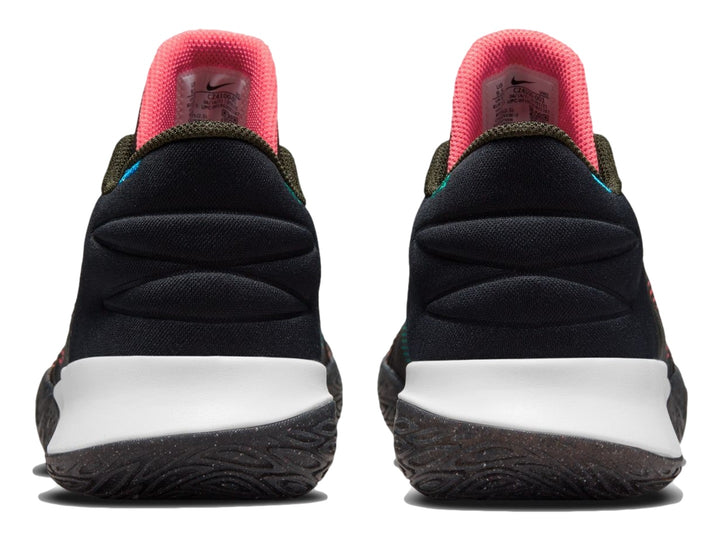 Tenis de baloncesto Nike Kyrie Flytrap V color negro con detalles en rosa, verde y blanco.