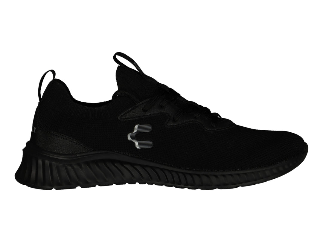 Tenis deportivos Charly de color negro con suela texturizada y tejido transpirable.
