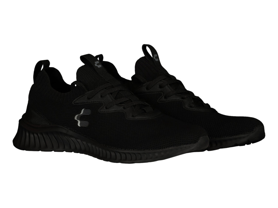 Tenis deportivos Charly de color negro con suela texturizada y tejido transpirable.