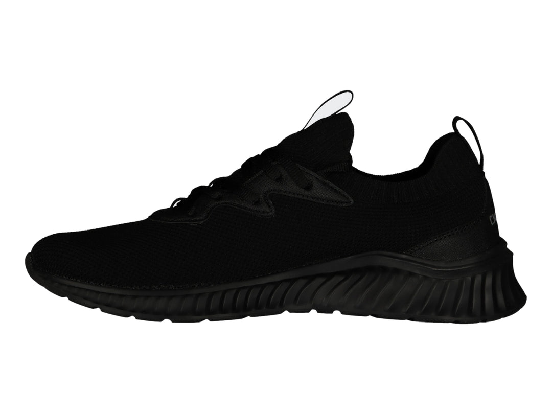 Tenis deportivos Charly de color negro con suela texturizada y tejido transpirable.