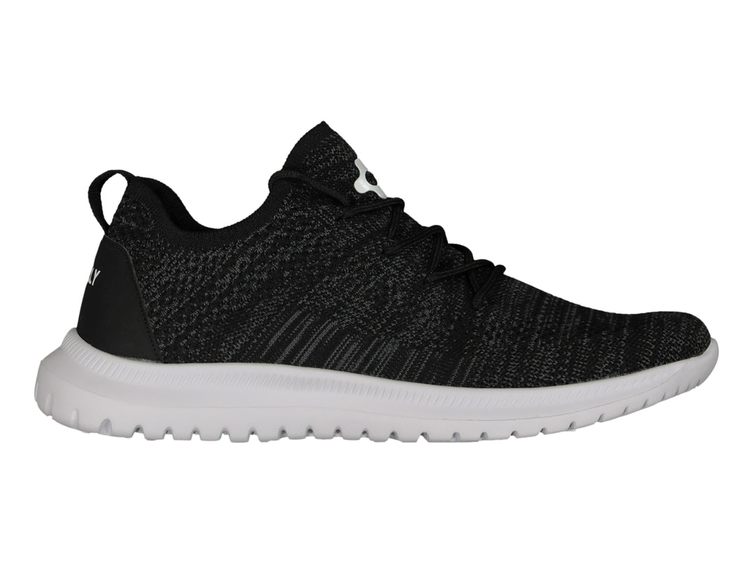 Tenis deportivos Charly color negro con suela blanca y tejido transpirable.