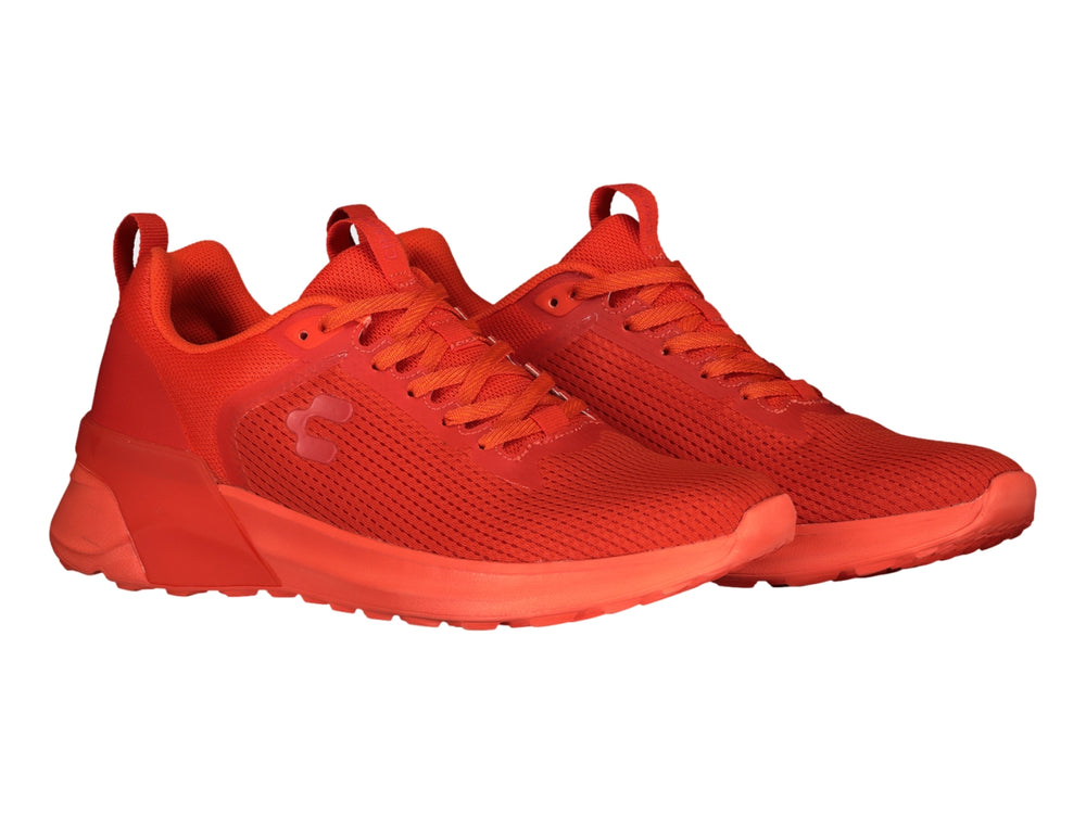 Tenis deportivos color rojo con malla transpirable y suela a juego.