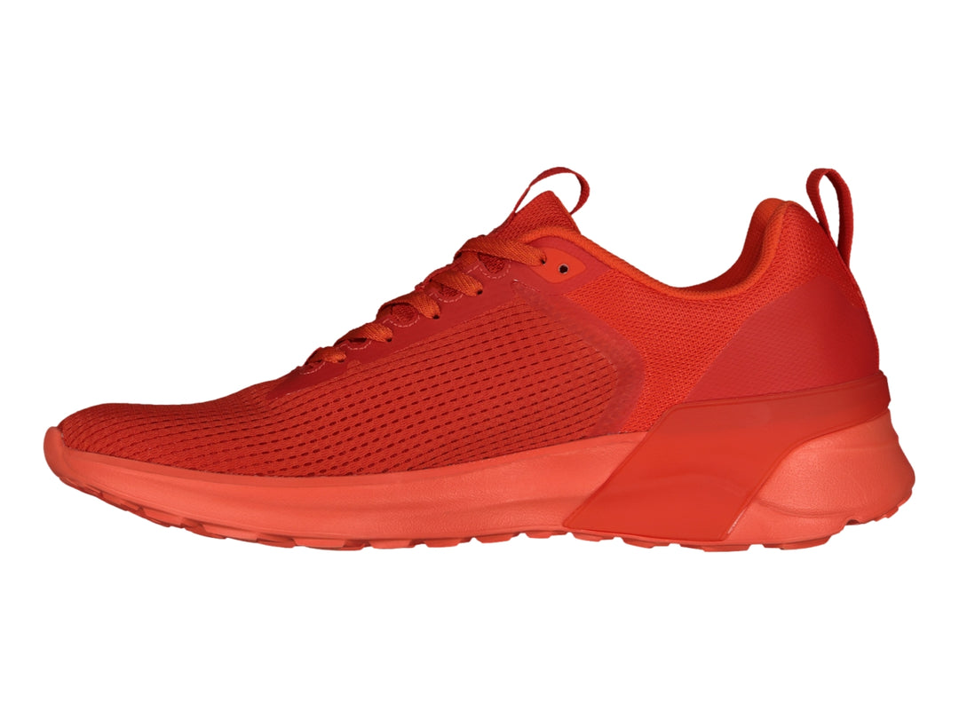Tenis deportivos color rojo con malla transpirable y suela a juego.