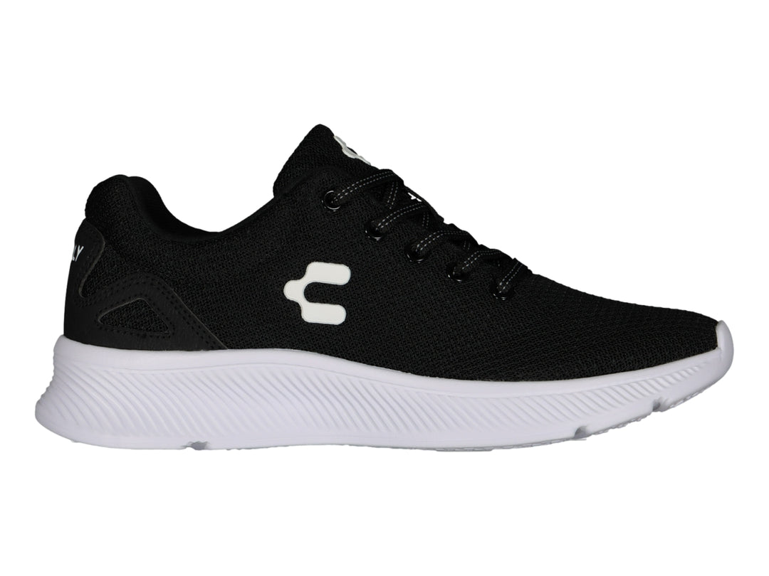 Tenis deportivo Charly color negro con suela blanca y logotipo blanco en el costado.