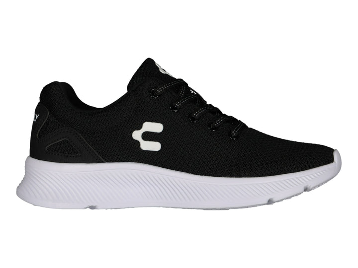 Tenis deportivo Charly color negro con suela blanca y logotipo blanco en el costado.