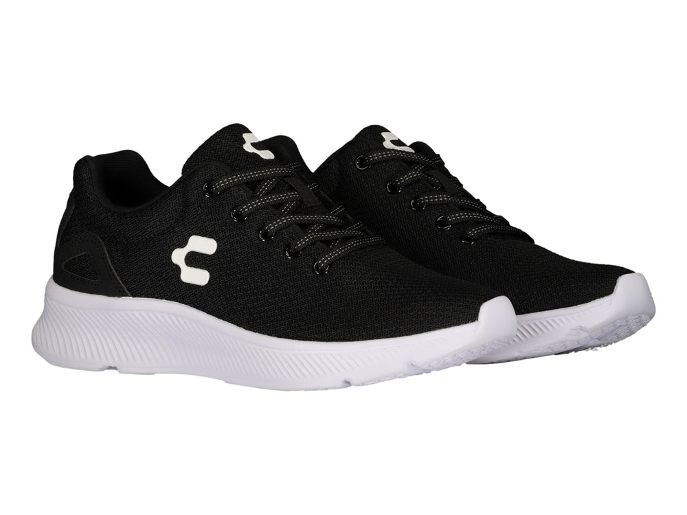 Tenis deportivo Charly color negro con suela blanca y logotipo blanco en el costado.