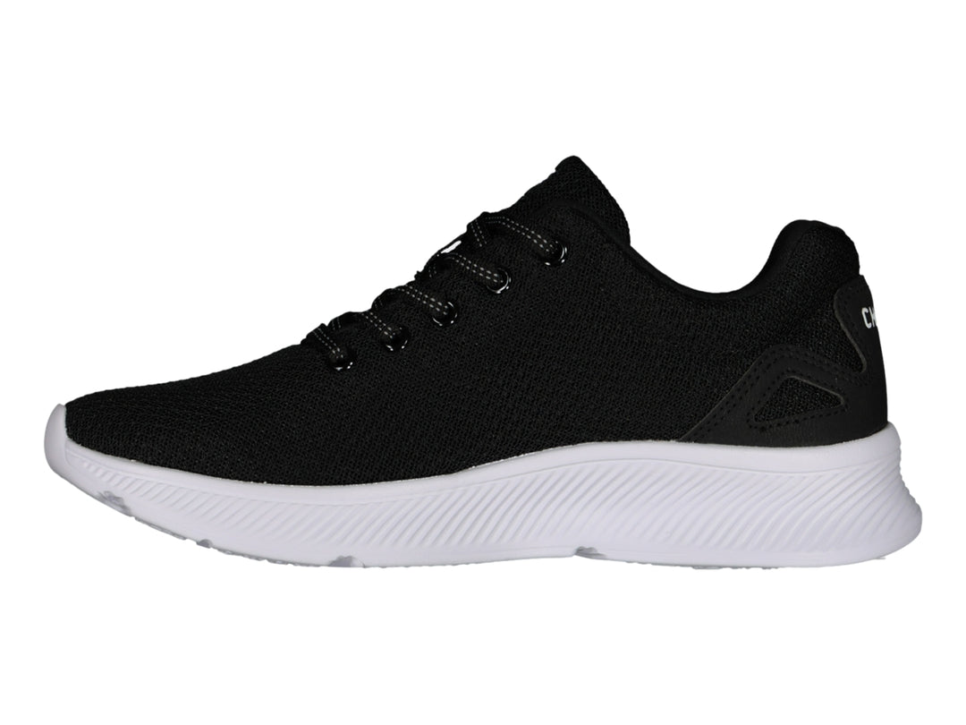 Tenis deportivo Charly color negro con suela blanca y logotipo blanco en el costado.