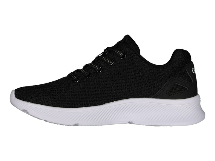 Tenis deportivo Charly color negro con suela blanca y logotipo blanco en el costado.