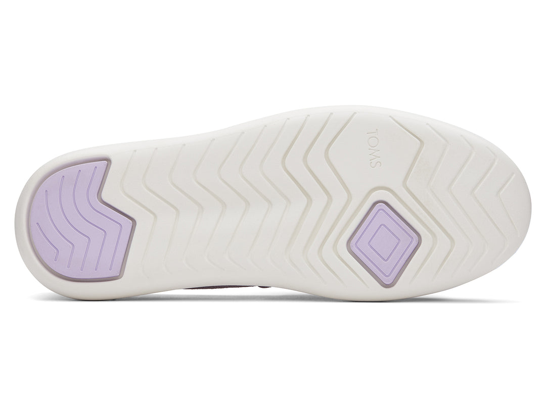 Zapatos slip-on TOMS de color lila con suela blanca.