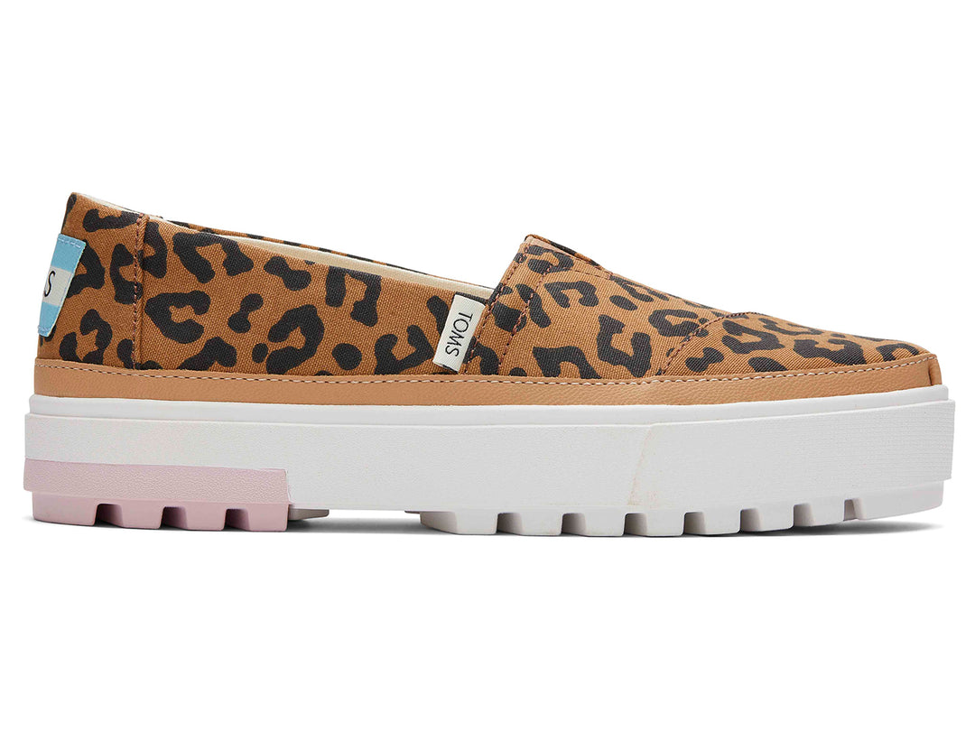 Zapato TOMS estilo slip-on con estampado de leopardo en color toffee y suela blanca de plataforma gruesa.