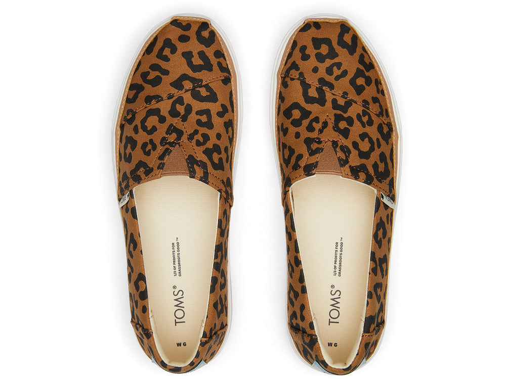 Zapato TOMS estilo slip-on con estampado de leopardo en color toffee y suela blanca de plataforma gruesa.