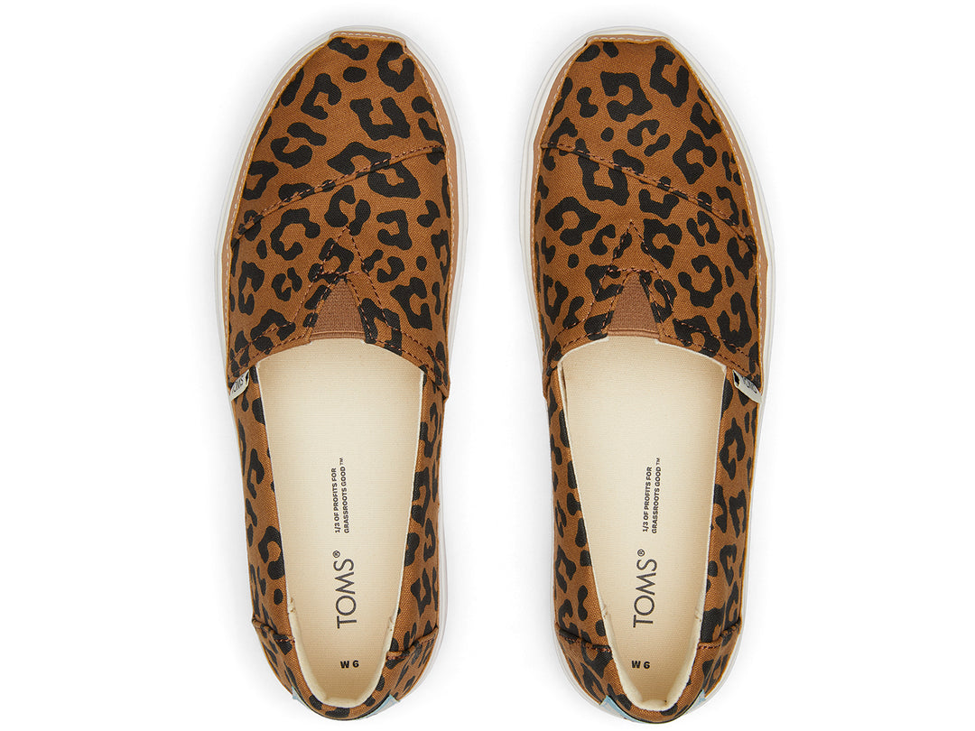 Zapato TOMS estilo slip-on con estampado de leopardo en color toffee y suela blanca de plataforma gruesa.