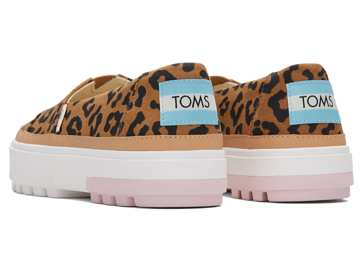 Zapato TOMS estilo slip-on con estampado de leopardo en color toffee y suela blanca de plataforma gruesa.