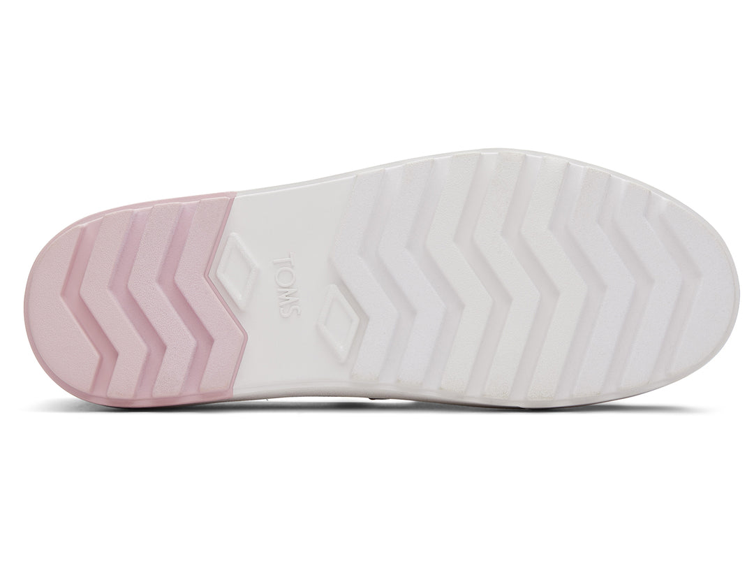 Zapato TOMS estilo slip-on con estampado de leopardo en color toffee y suela blanca de plataforma gruesa.