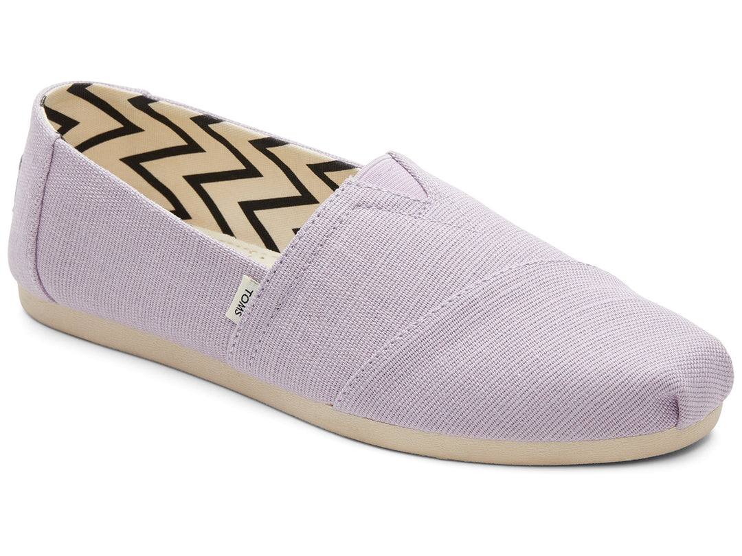 Zapato casual TOMS estilo slip-on en color lila con suela beige y forro interior con patrón de zig-zag.